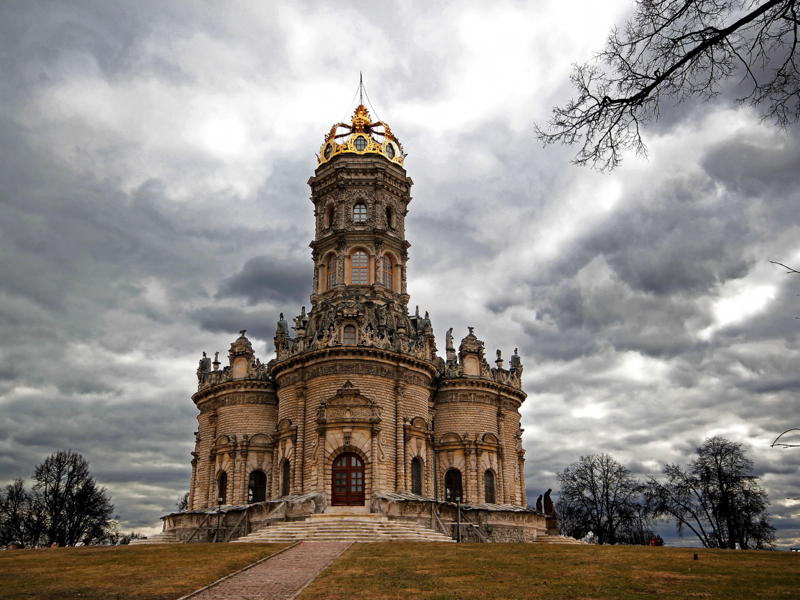 Красивая Знаменская церковь, Дубровицы. Россия 