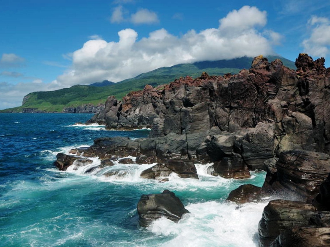 Скалистые берега  остров Итуруп, Курильские острова, России 