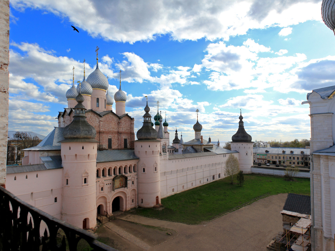 Вид на ростовский кремль под красивым небом, Россия