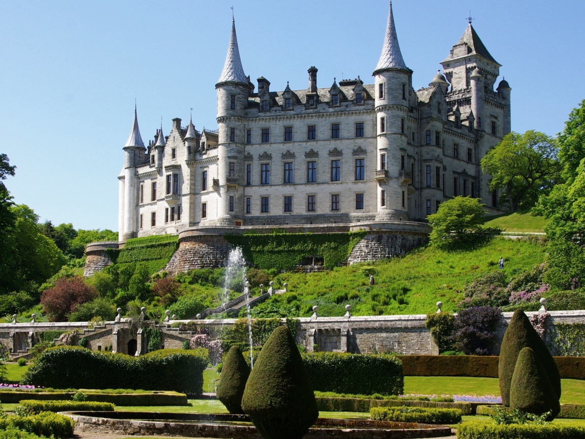 Зеленые насаждения у старинного замка Данробин, Шотландия