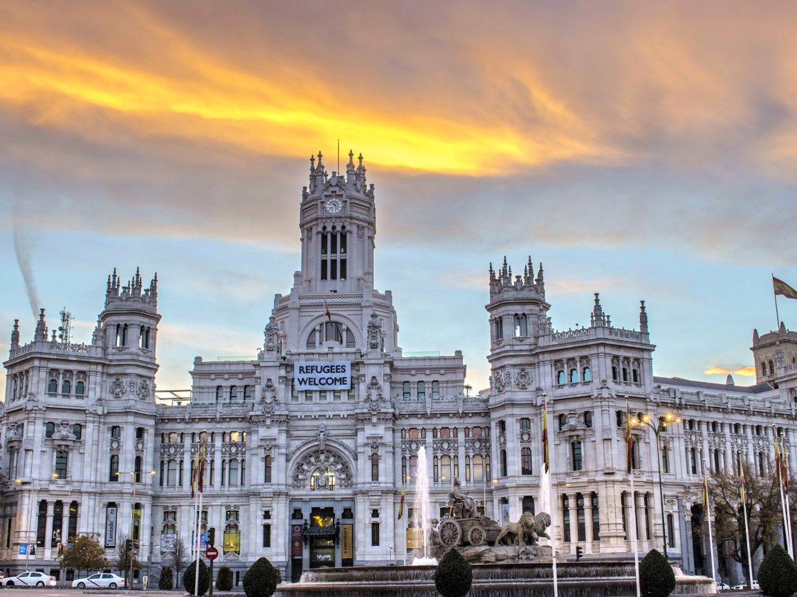 Музей Cybele Palace на фоне неба, Мадрид. Испания 