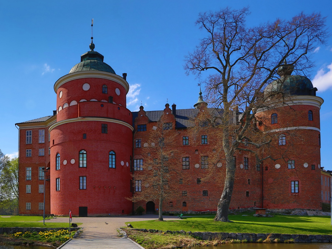Замок Грипсхольм под голубым небом, Швеция