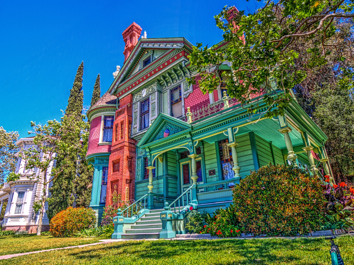 Яркое здание Херитедж сквер Музеум, Калифорния. США