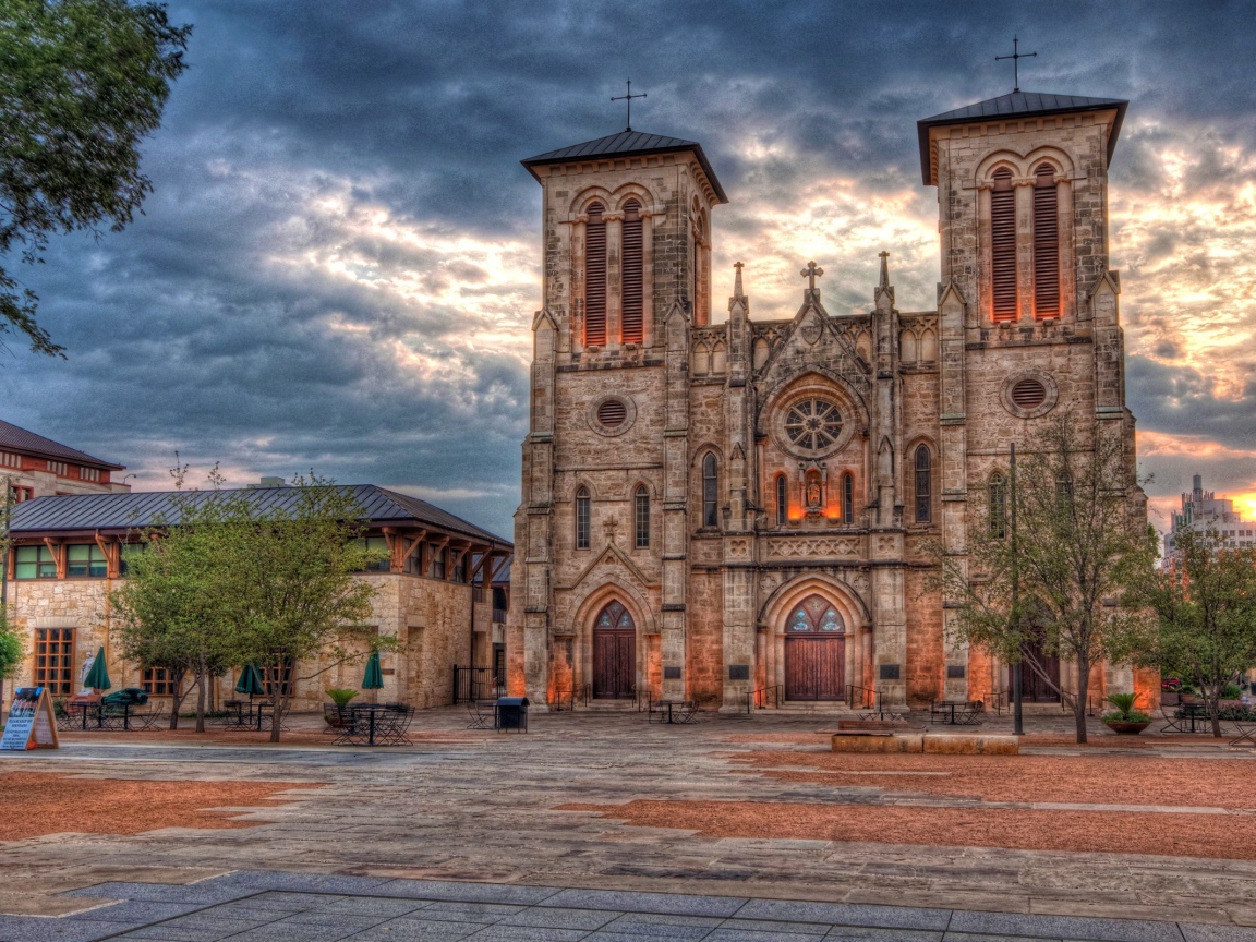 Собор Сан-Фернандо под красивым небом, город Сан - Антонио,  Техас. США