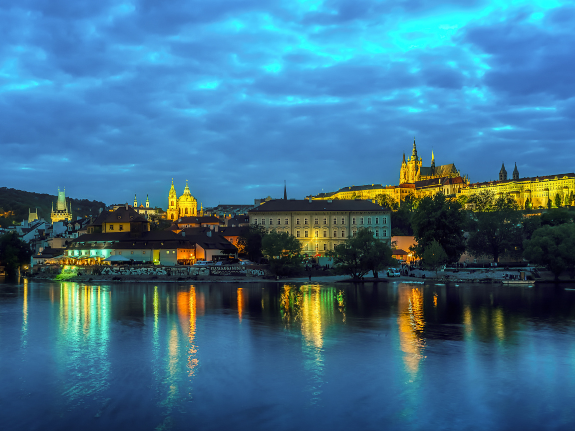 Ночной город у реки на фоне неба, Прага. Чехия 