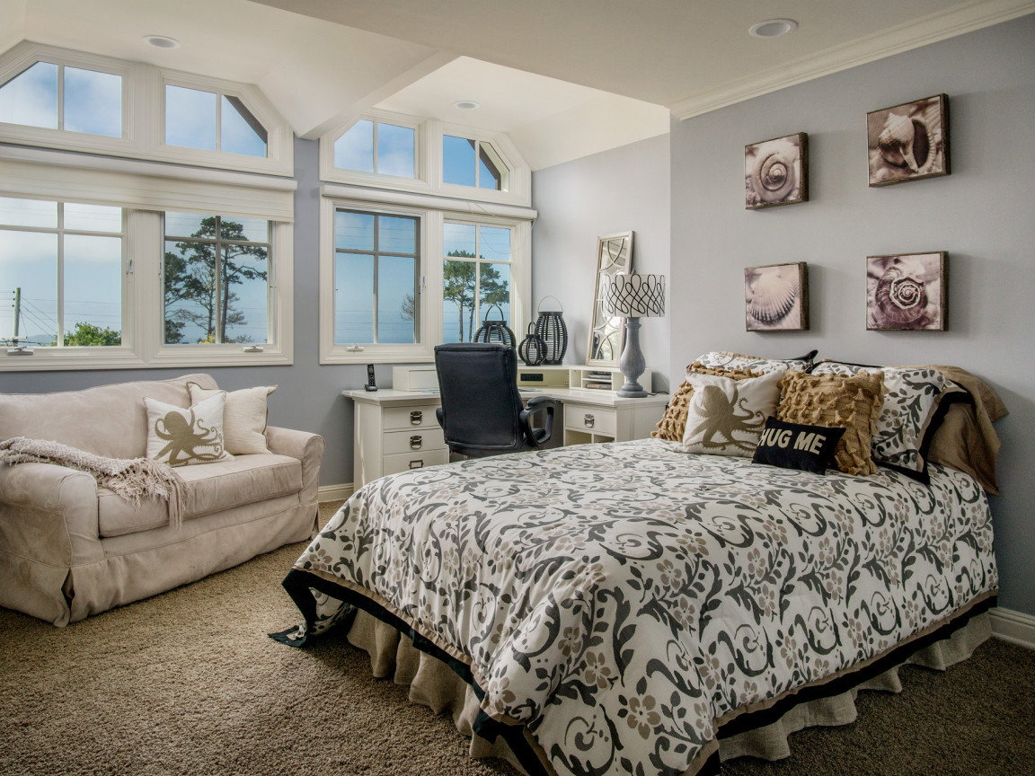 Уютная спальная комната с интерьером на морскую тематику