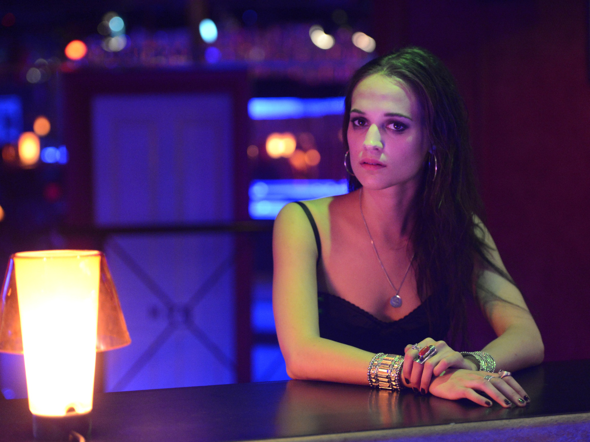 Актриса Алисия Викандер с красивыми украшениями на руках