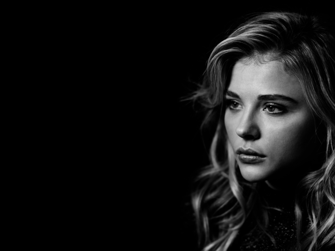 Актриса Хлоя Грейс Морец черно белое фото
