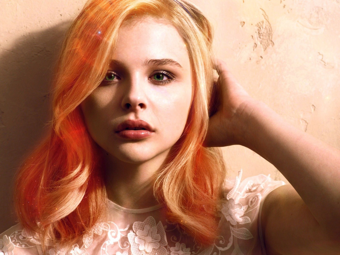 Актриса Хлоя Грейс Морец с зелеными глазами 