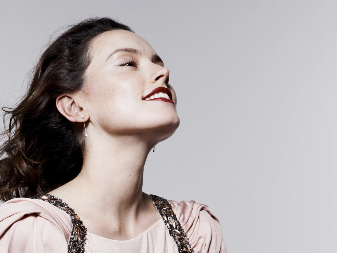 Актриса Дэйзи Ридли с накрашенными красной помадой губами