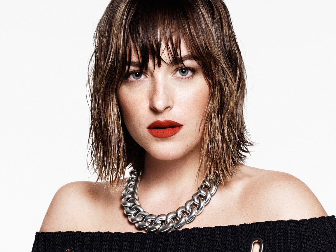 Актриса Дакота Джонсон с красивым украшением на шее