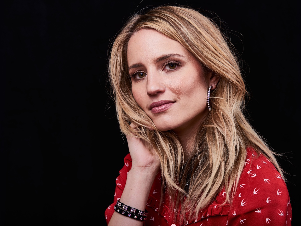 Актриса Дианна Агрон фото на черном фоне 