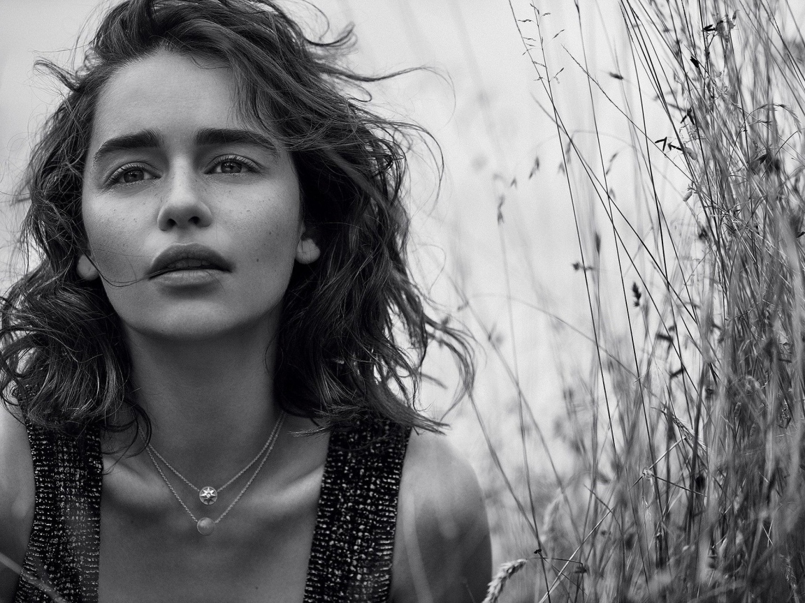 Актриса Эмилия Кларк, черно белое фото 