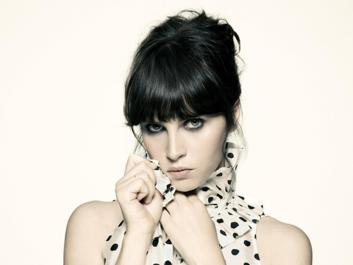 Актриса Фелисити Джонс в платье в горошки