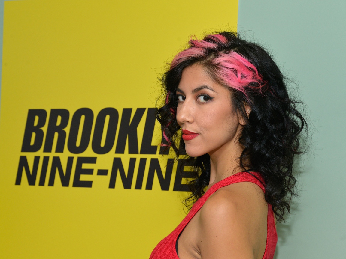 Актриса Стефани Беатрис с черными волосами