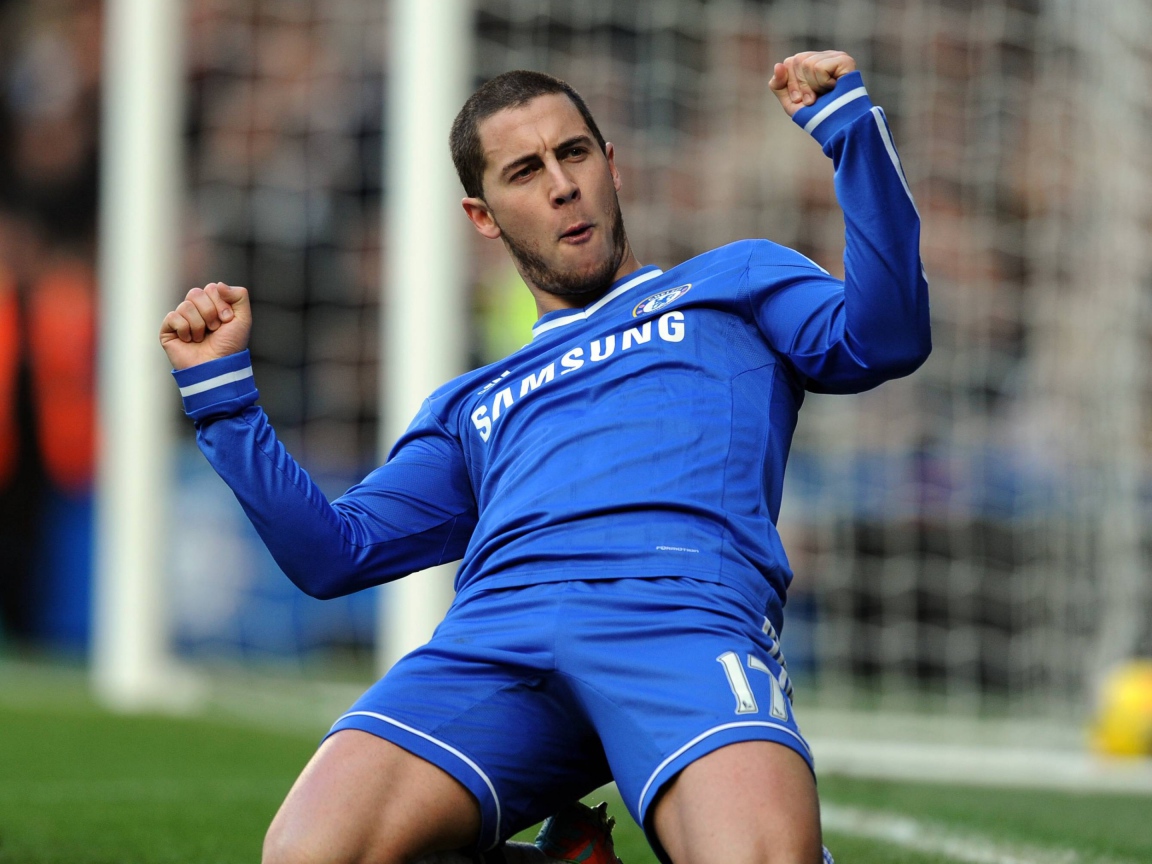 Атакующий полузащитник  Эден Хазард радуется на поле