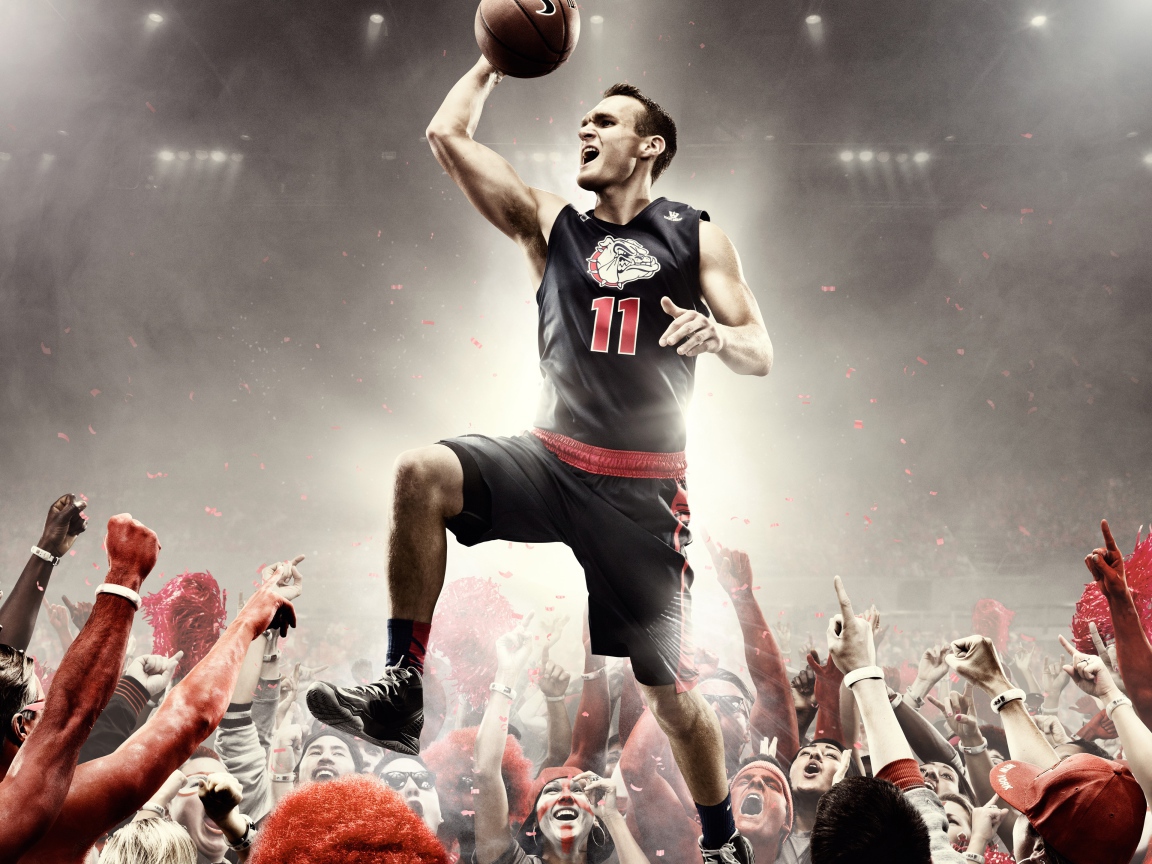 Баскетболист в прыжке над толпой 