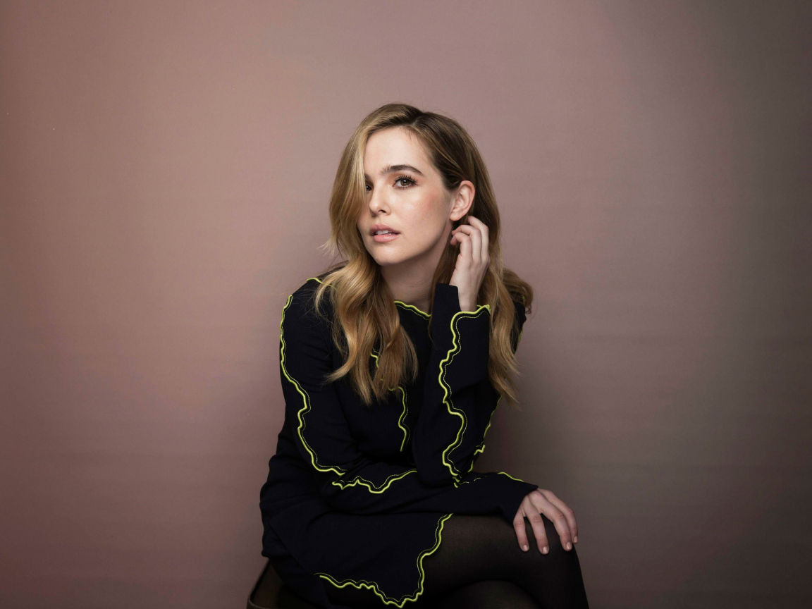 Красивая американская актриса Зои Дойч