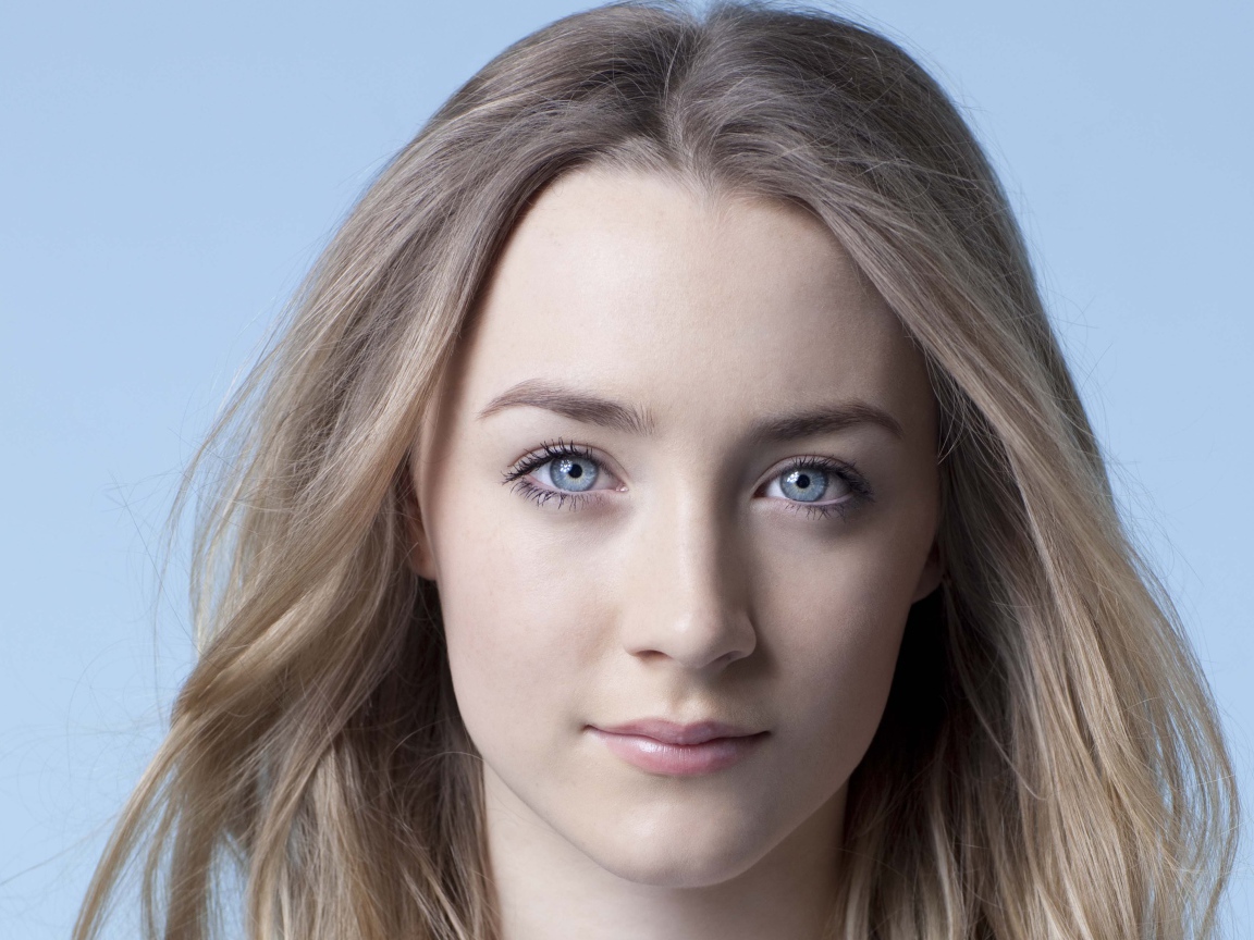 Красивая голубоглазая актриса Сирша Ронан с нежным взглядом