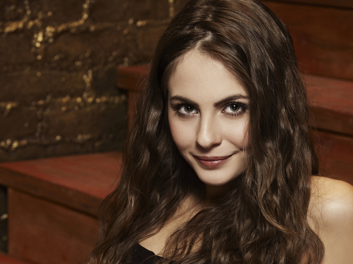 Красивая брюнетка, актриса Уилла Холланд