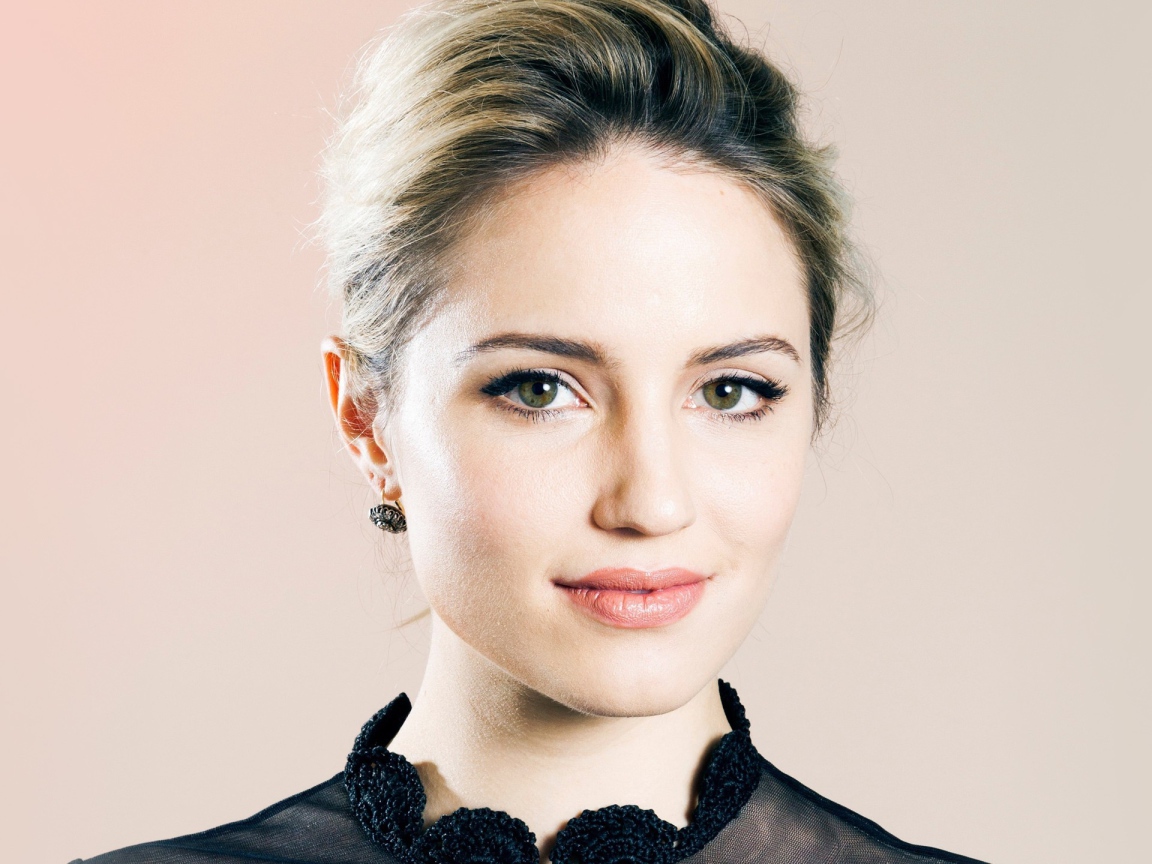 Красивая девушка актриса Дианна Агрон 