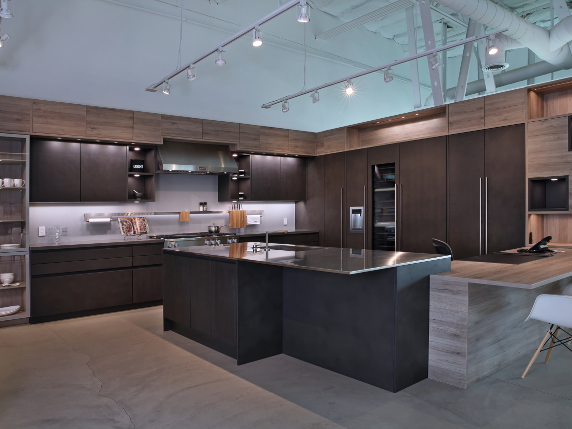 Красивая кухня с деревянными поверхностями и светлым потолком