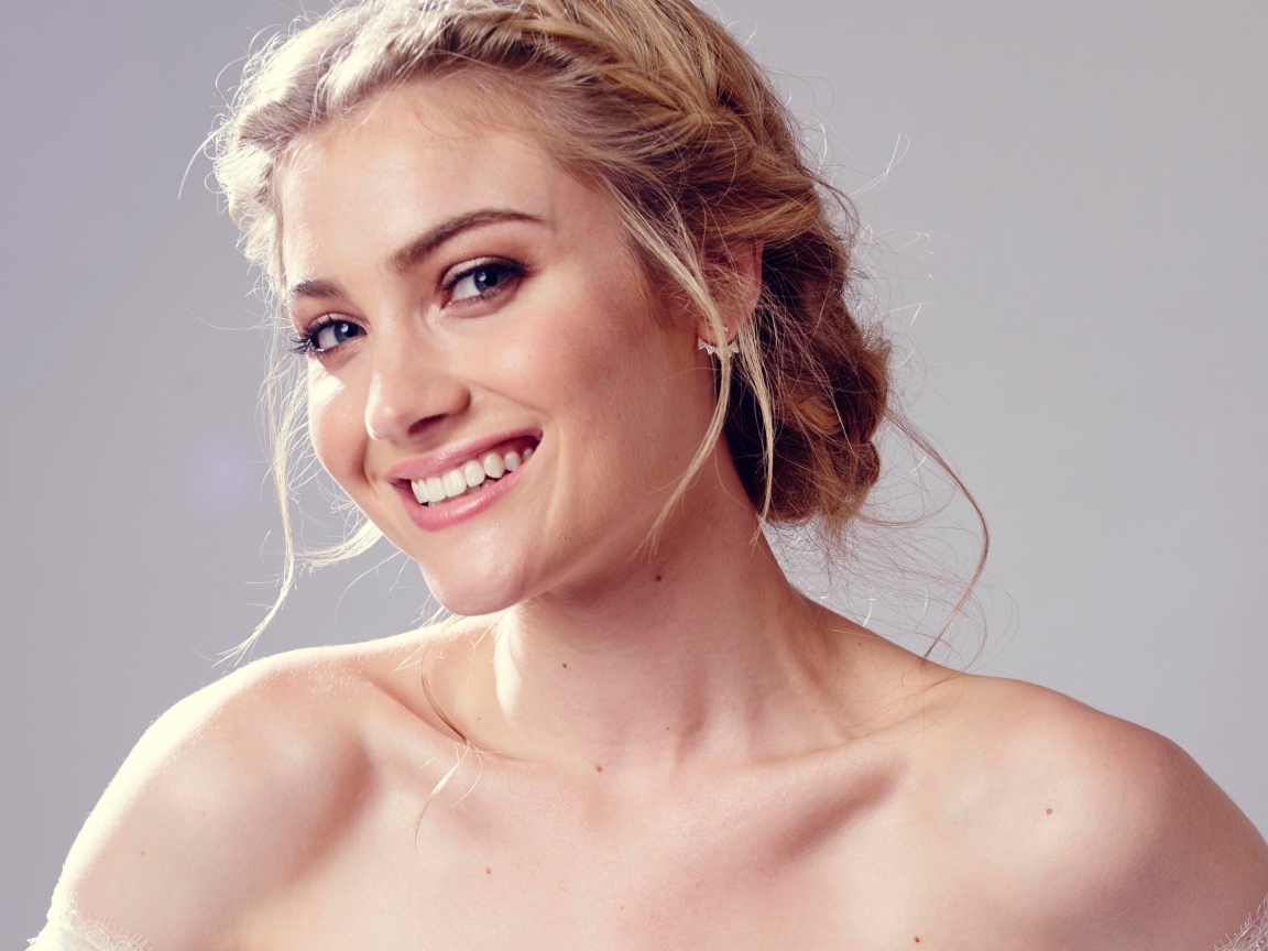 Красивая улыбающаяся актриса Скайлер Сэмюэлс