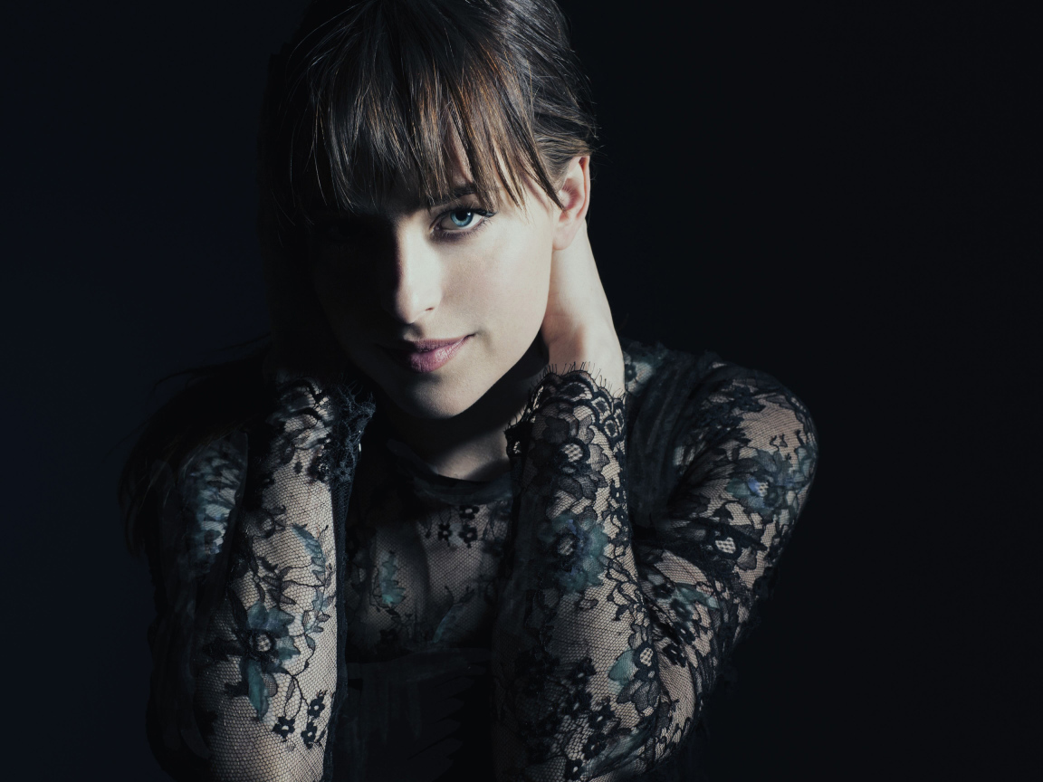 Красивая молодая девушка актриса Дакота Джонсон в черном наряде