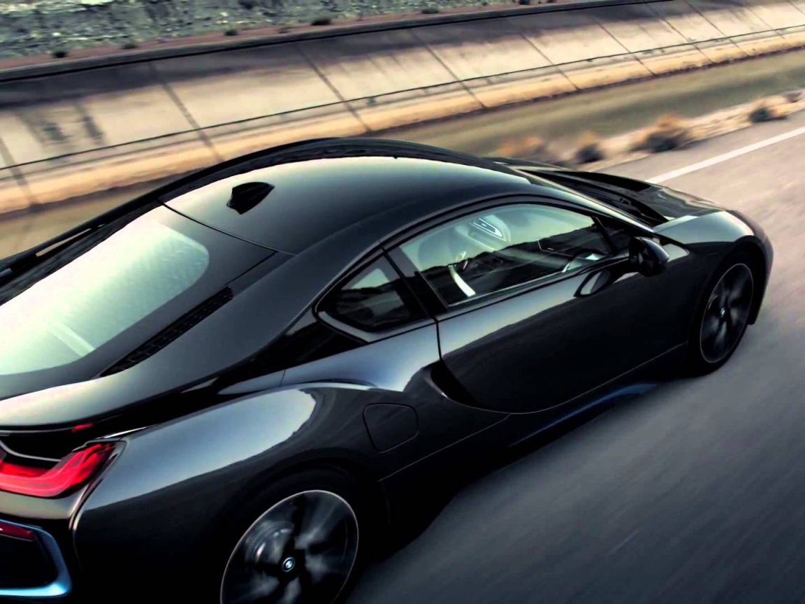 Черный электромобиль BMW i8 