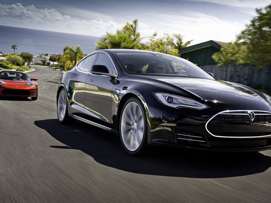 Черный электромобиль Тесла на трассе 