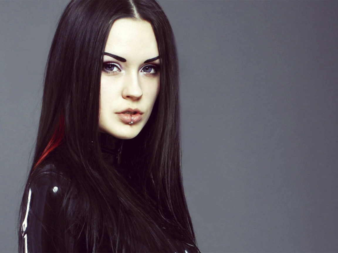 Девушка брюнетка с пирсингом в губе 