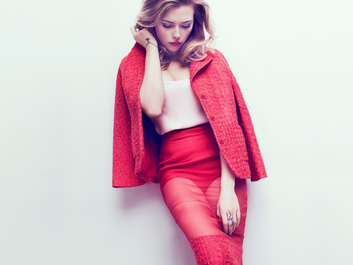 Эффектная блондинка  Скарлетт Йоханссон в красном костюме