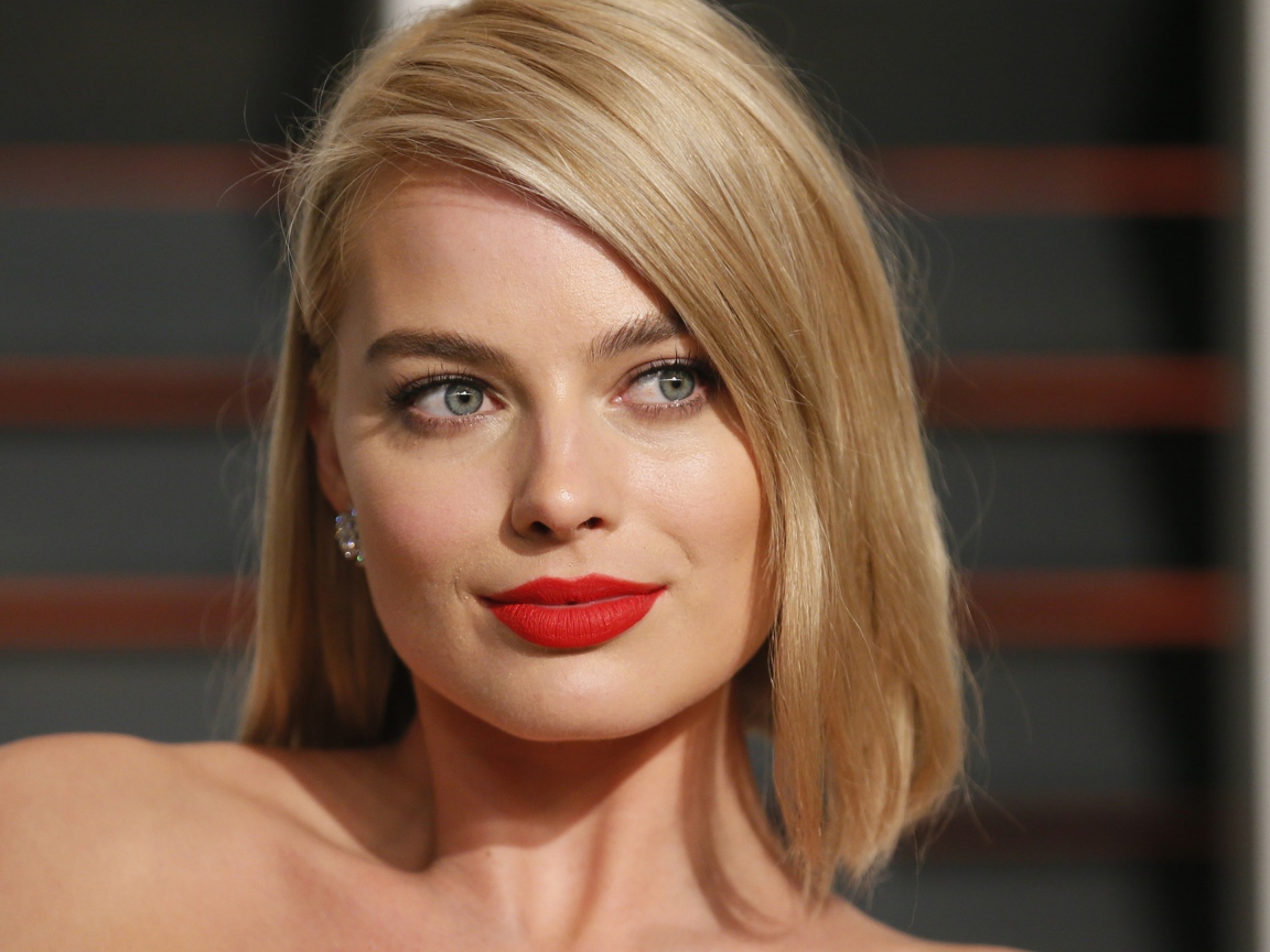 Эффектная блондинка с красными губами актриса Марго Робби