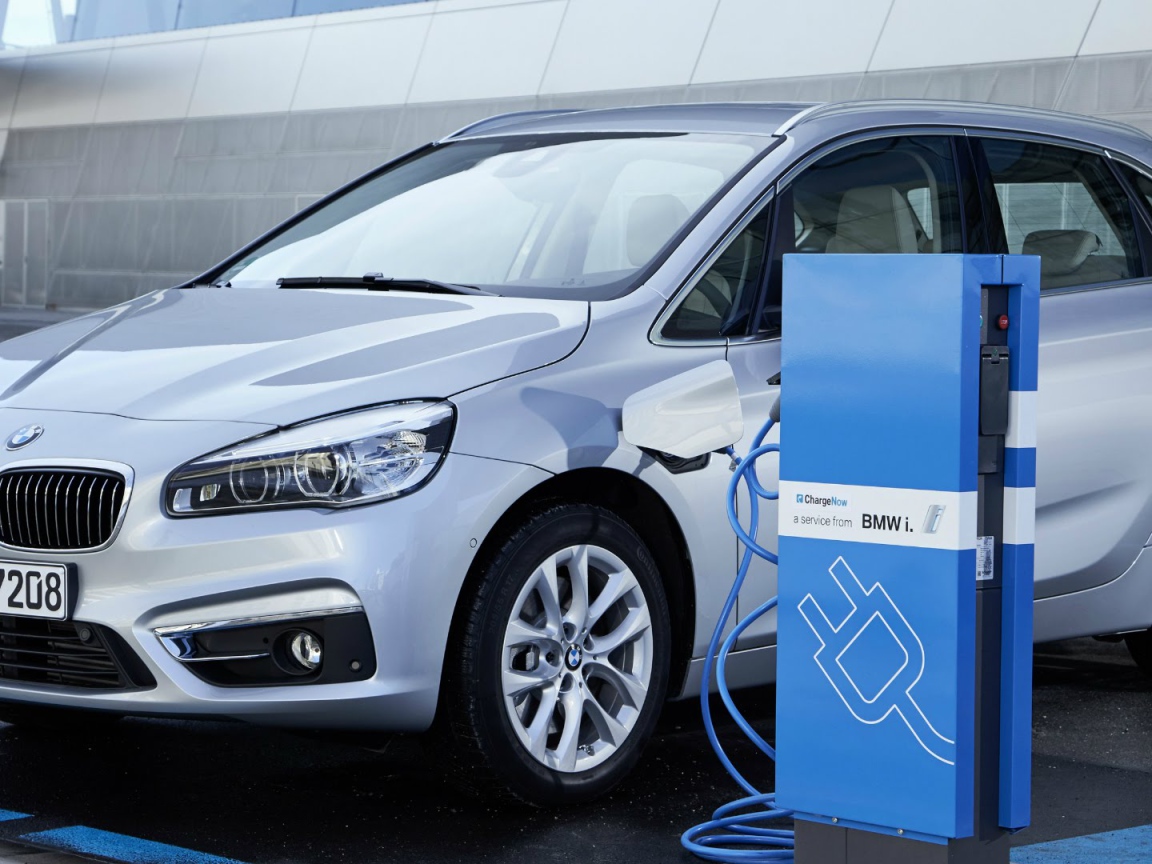 Электромобиль BMW 225xe Active Tourer 2016 на зарядке 