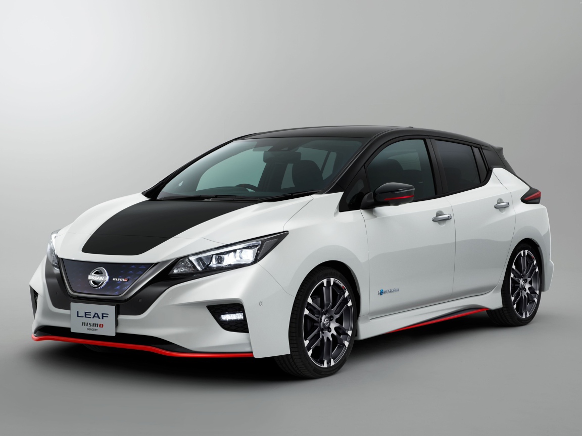 Электромобиль  Nissan Leaf Nismo на сером фоне