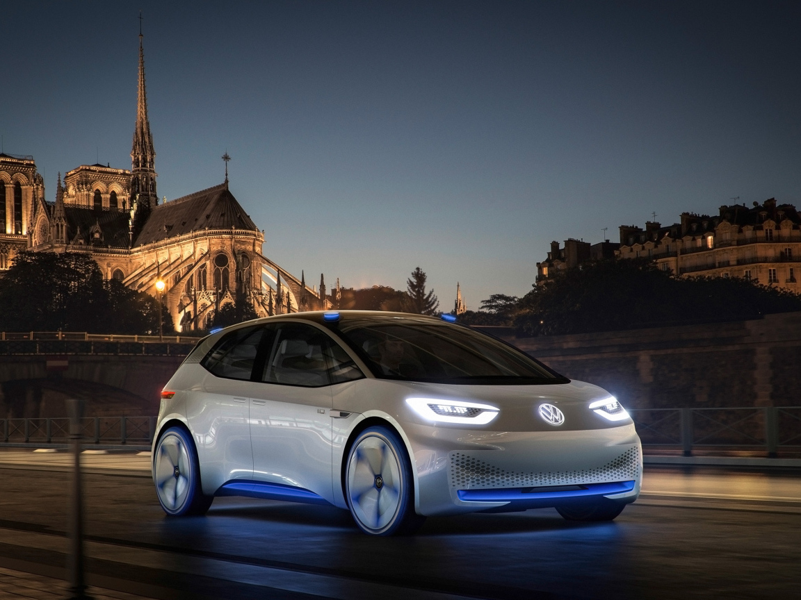 Электромобиль  Volkswagen I.D, на фоне старинного замка 