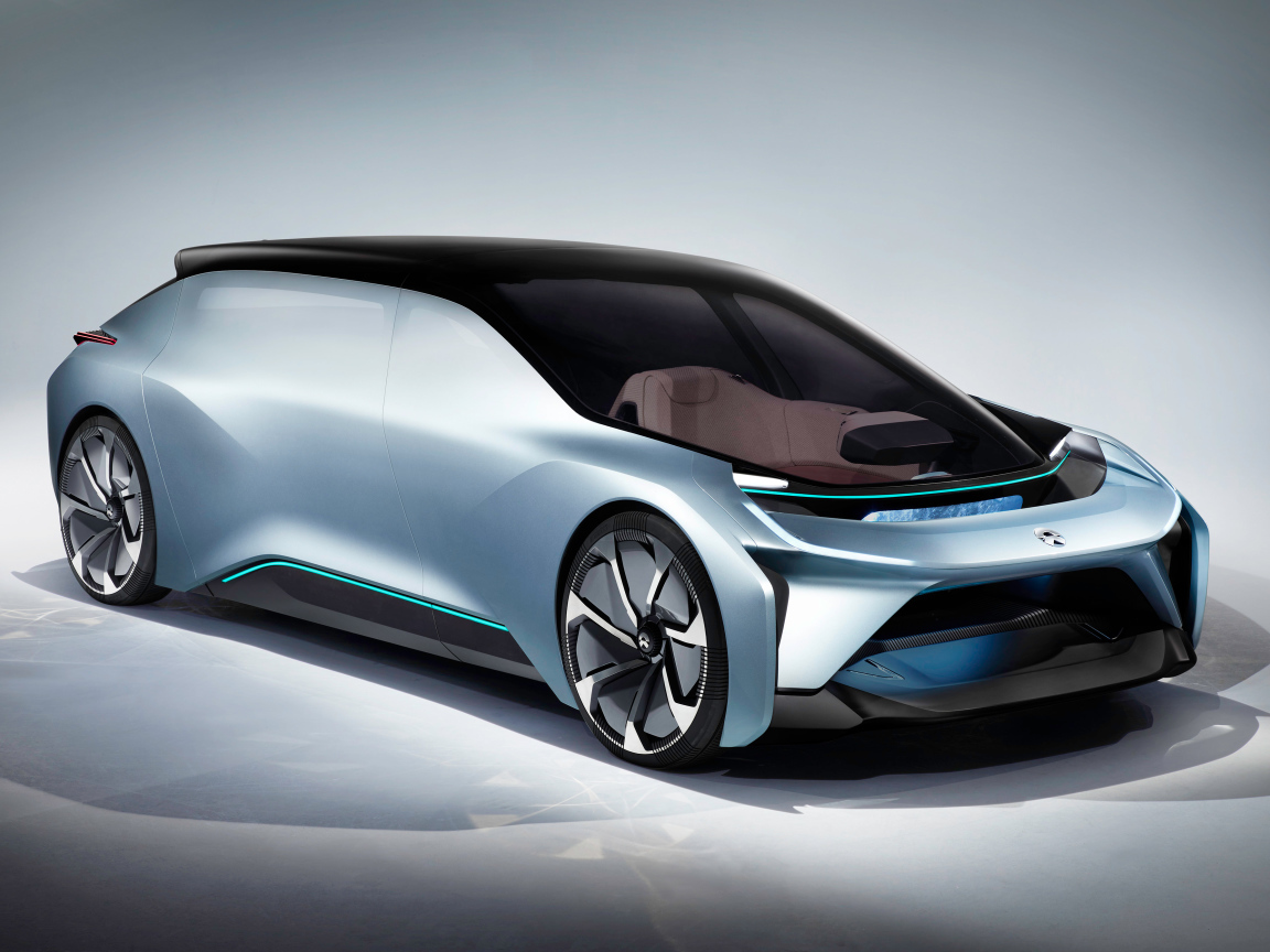 Электромобиль  Nio Eve на сером фоне 