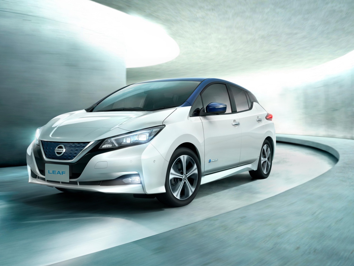 Электромобиль Nissan Leaf на дороге