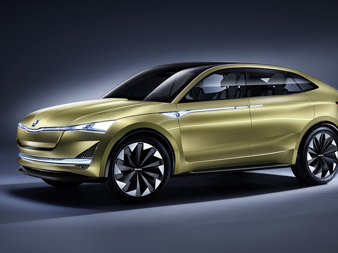 Электромобиль Skoda Vision E цвета золотой металлик на сером фоне