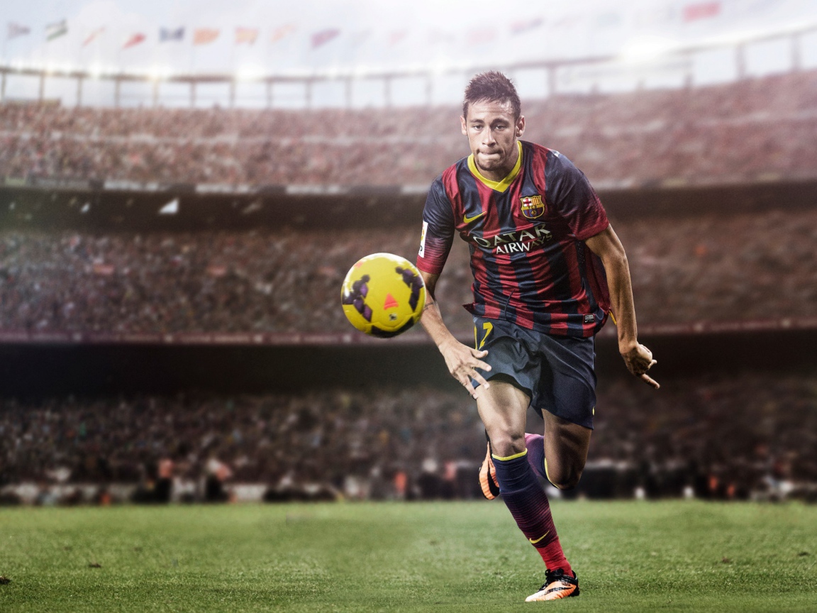 Футболист Неймар на футбольном поле с мячом