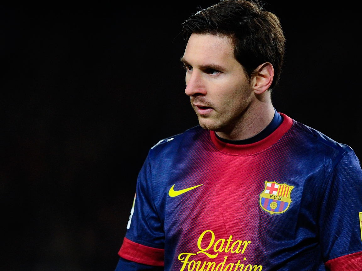 Нападающий Лионель Месси на поле