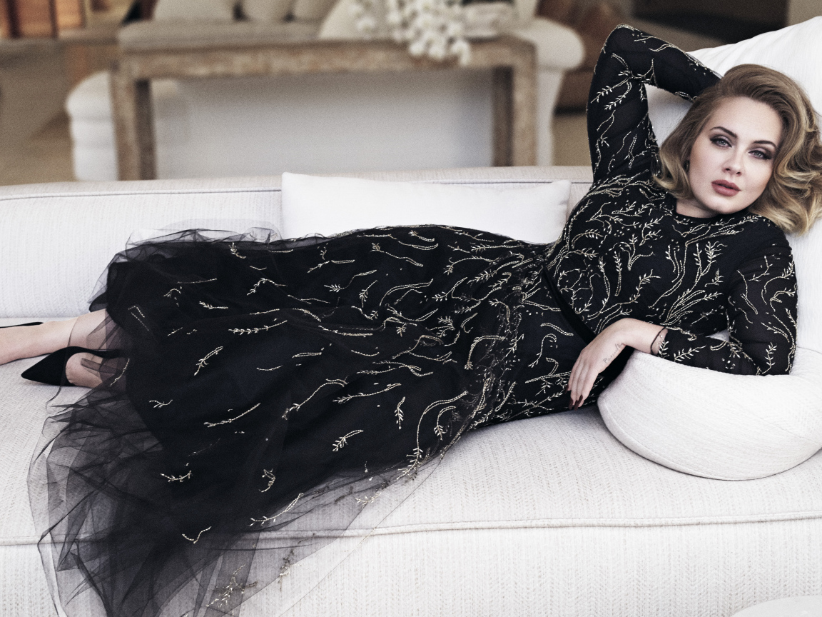 Девушка певица Адель в красивом черном платье 