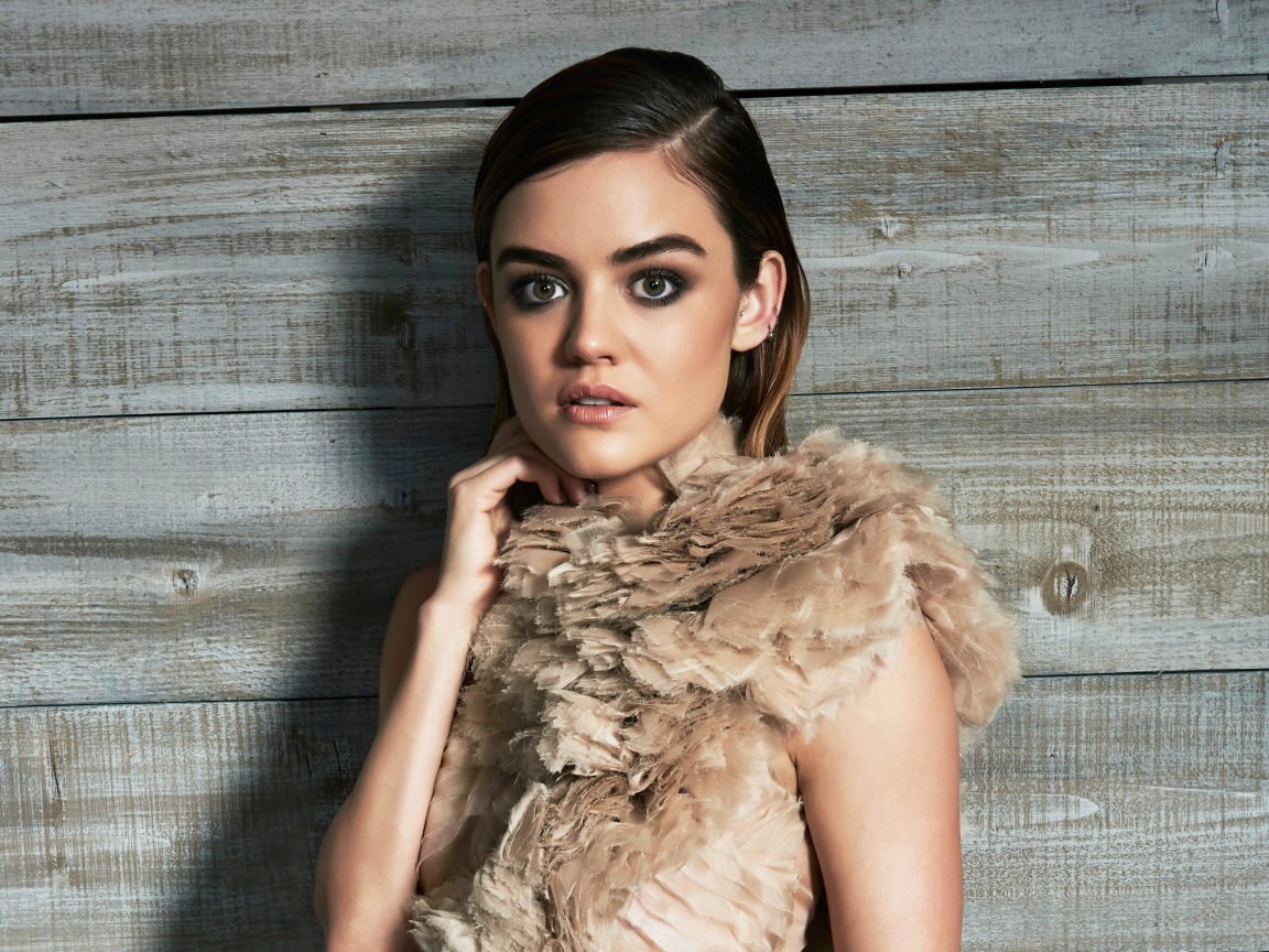 Зеленоглазая актриса брюнетка Люси Хейл 