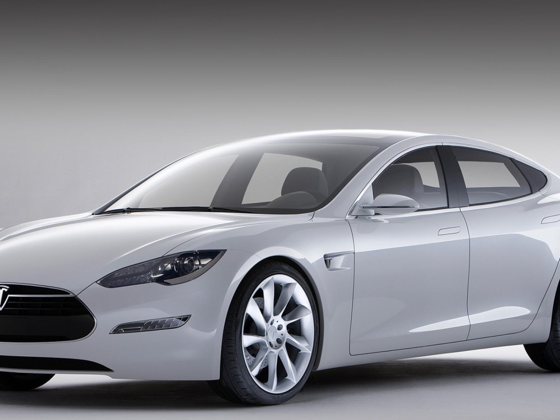 Серебристый электромобиль Tesla Model S