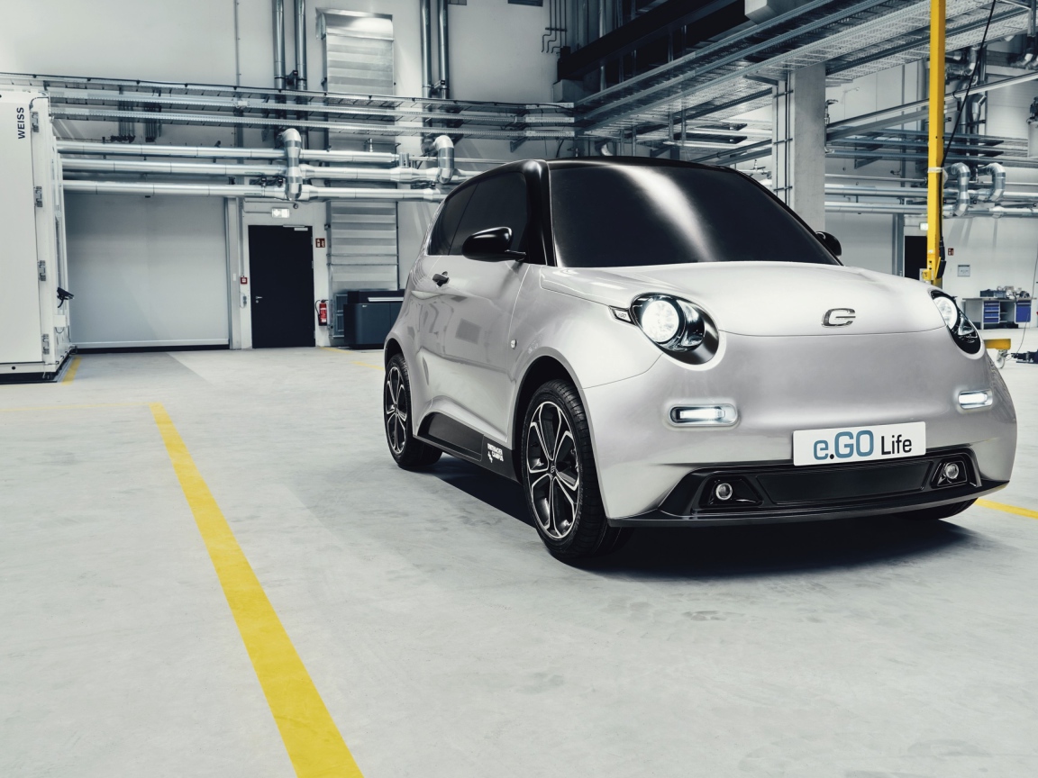 Серебристый маленький электромобиль e.GO Life