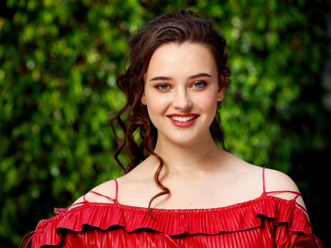 Улыбающаяся актриса Кэтрин Лэнгфорд в красном платье