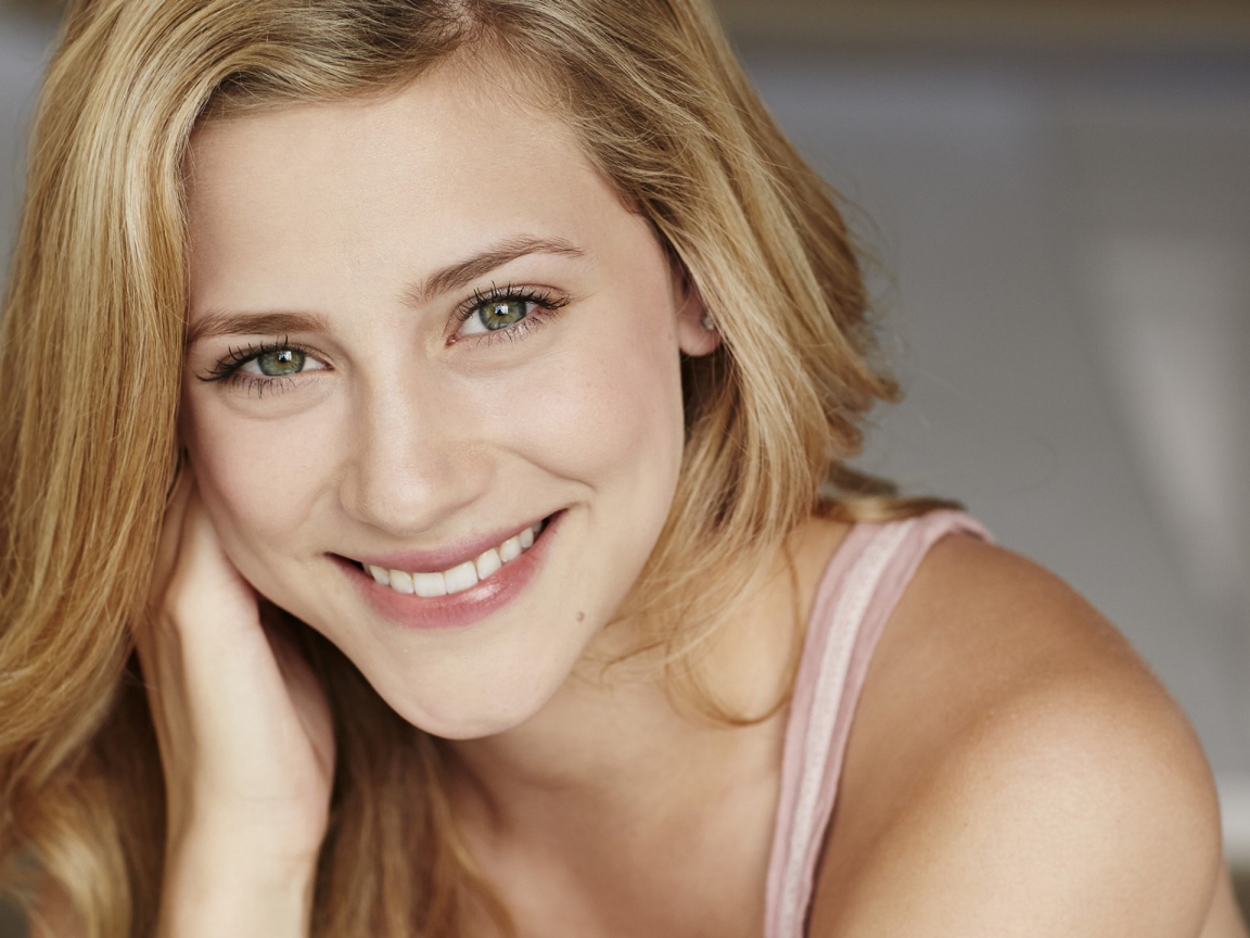 Улыбающаяся зеленоглазая актриса Лили Рейнхарт