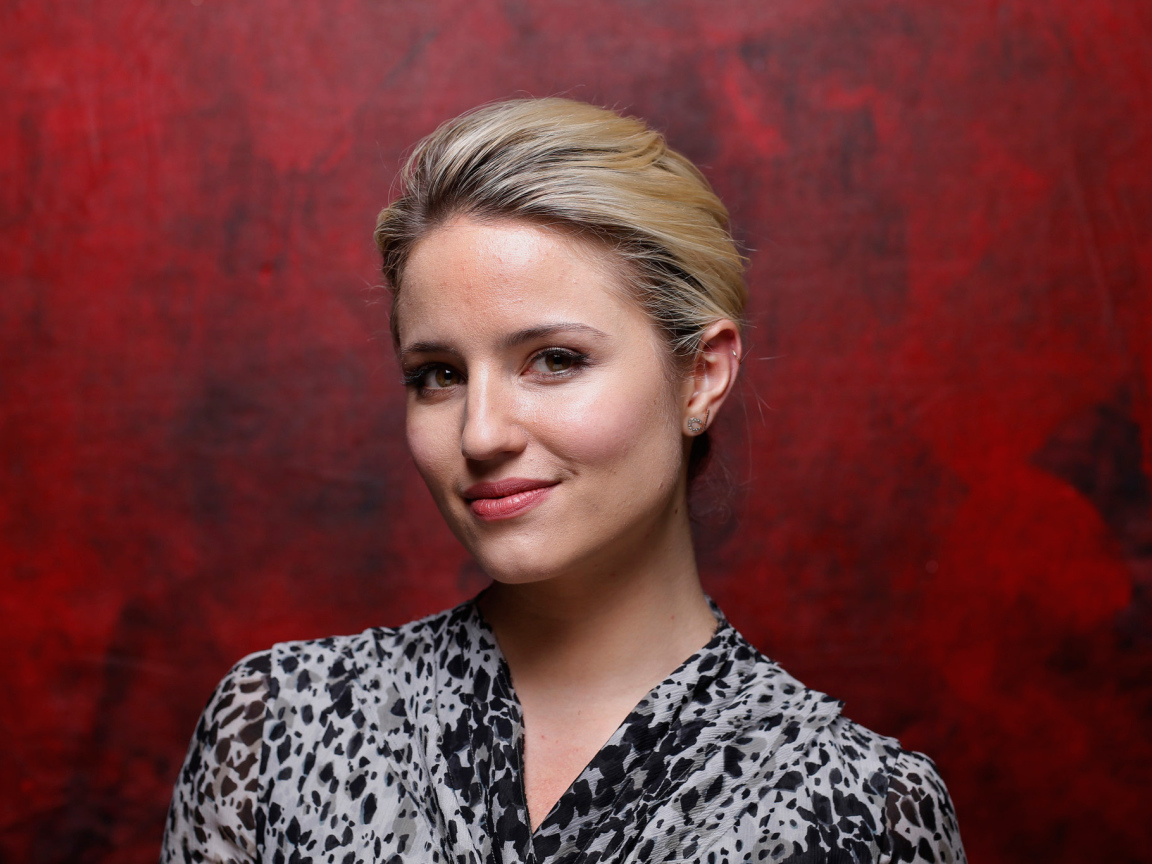 Стильная актриса Дианна Агрон фото на красном фоне 