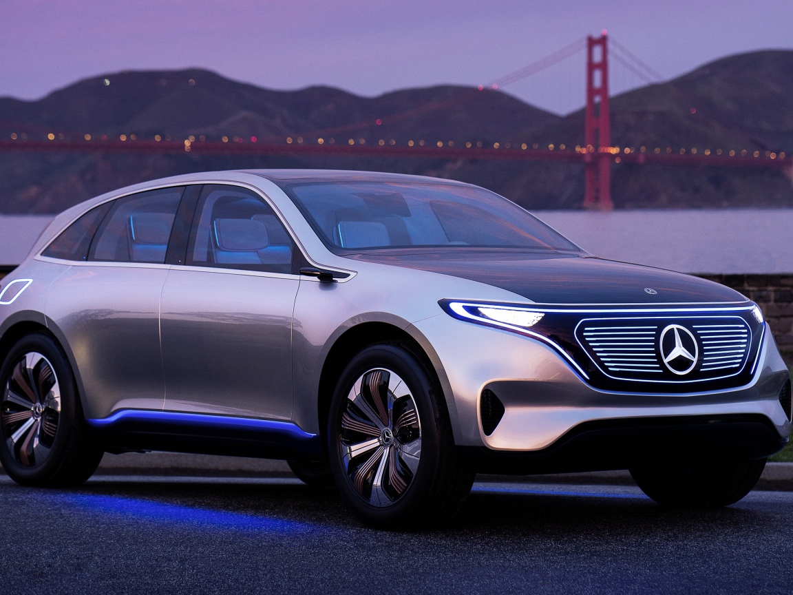 Стильный серебристый электромобиль  Mercedes Generation EQ