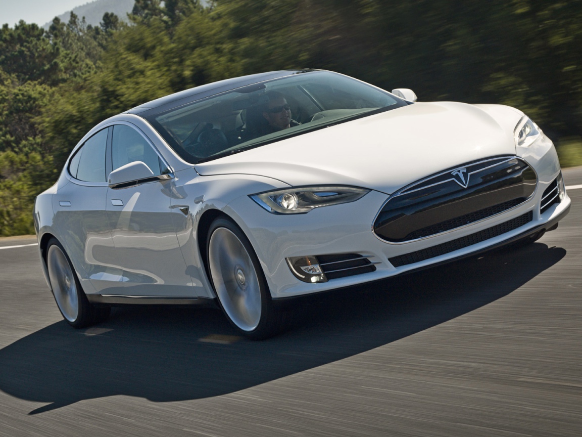 Белоснежный электромобиль Тесла на трассе 